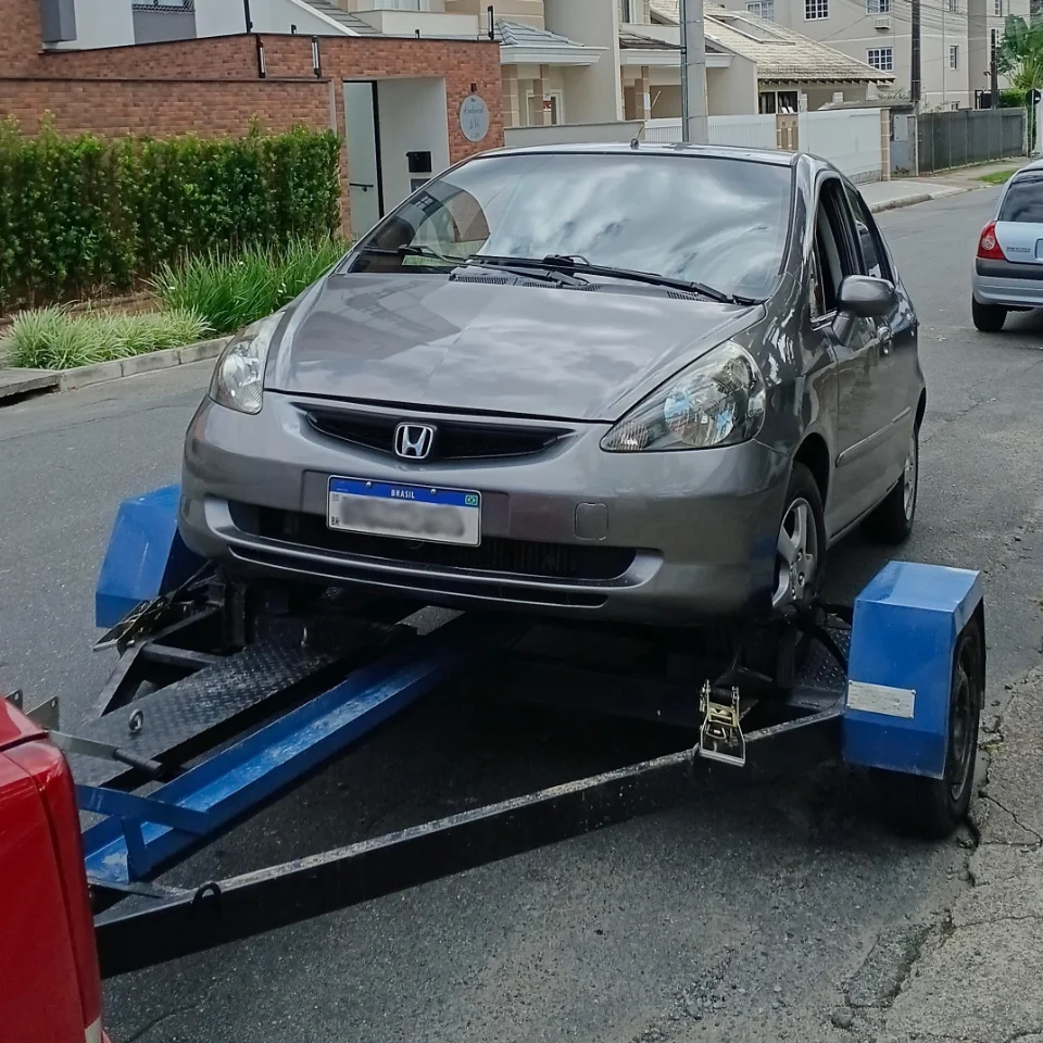 Carro no guincho no centro de Joinville