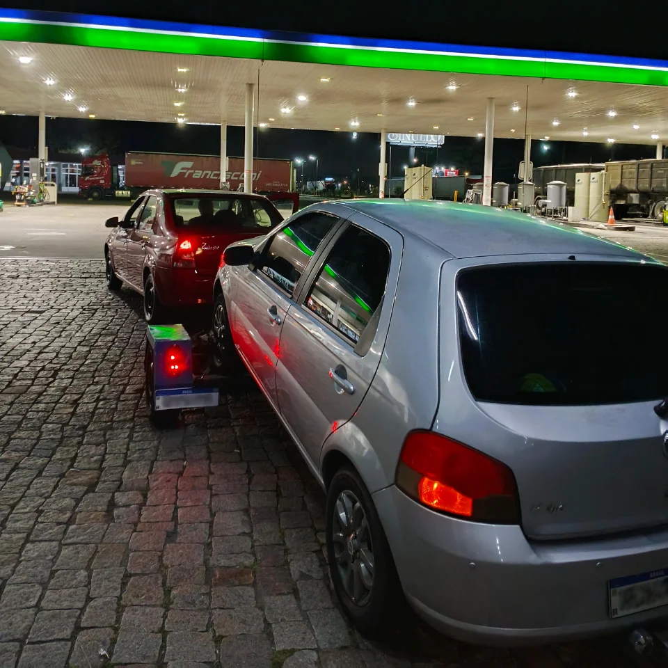 Reboque de carro em um posto em Joinville